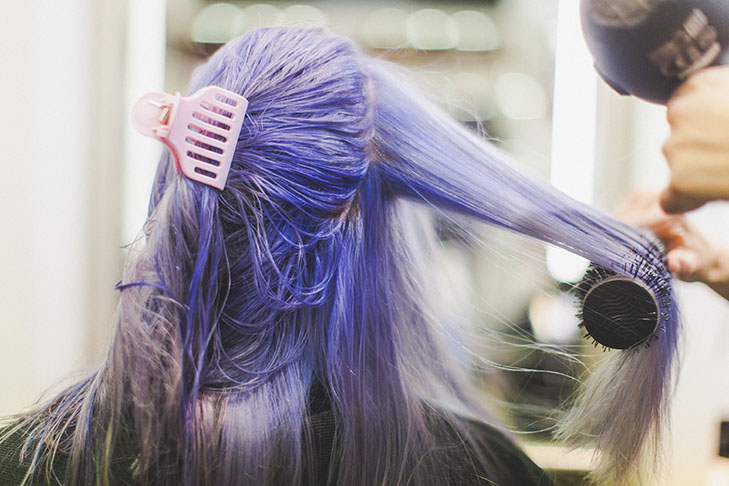 Une Poupée Aux Cheveux Violets Et Un Chapeau Violet
